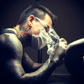 Vitor Craes, tatuador e dono do estúdio Hell Bodyarts
