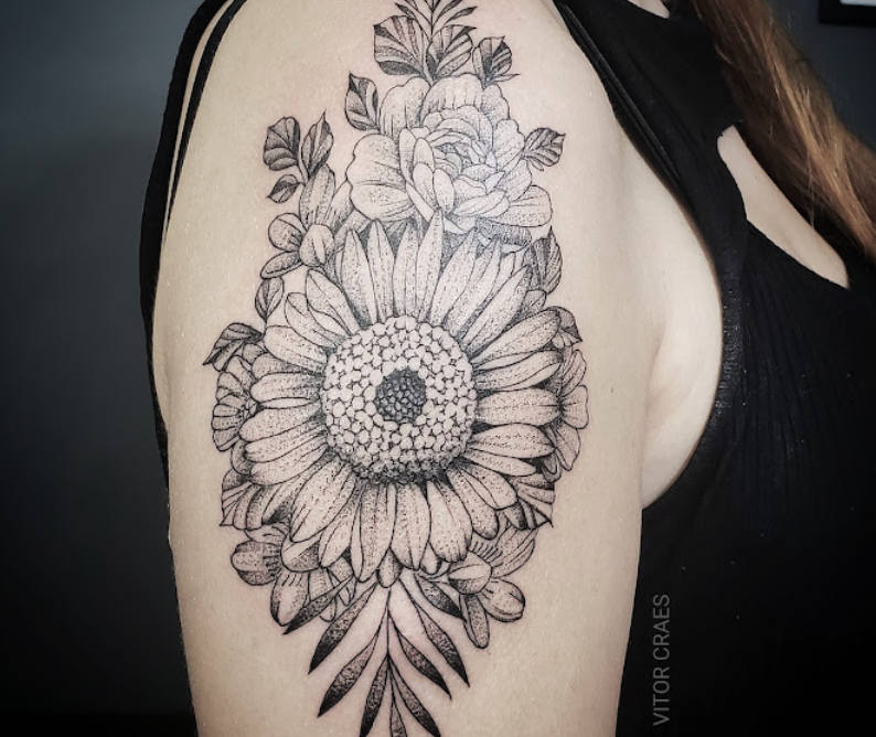 Buquê floral em fineline e pontilhismo no ombro